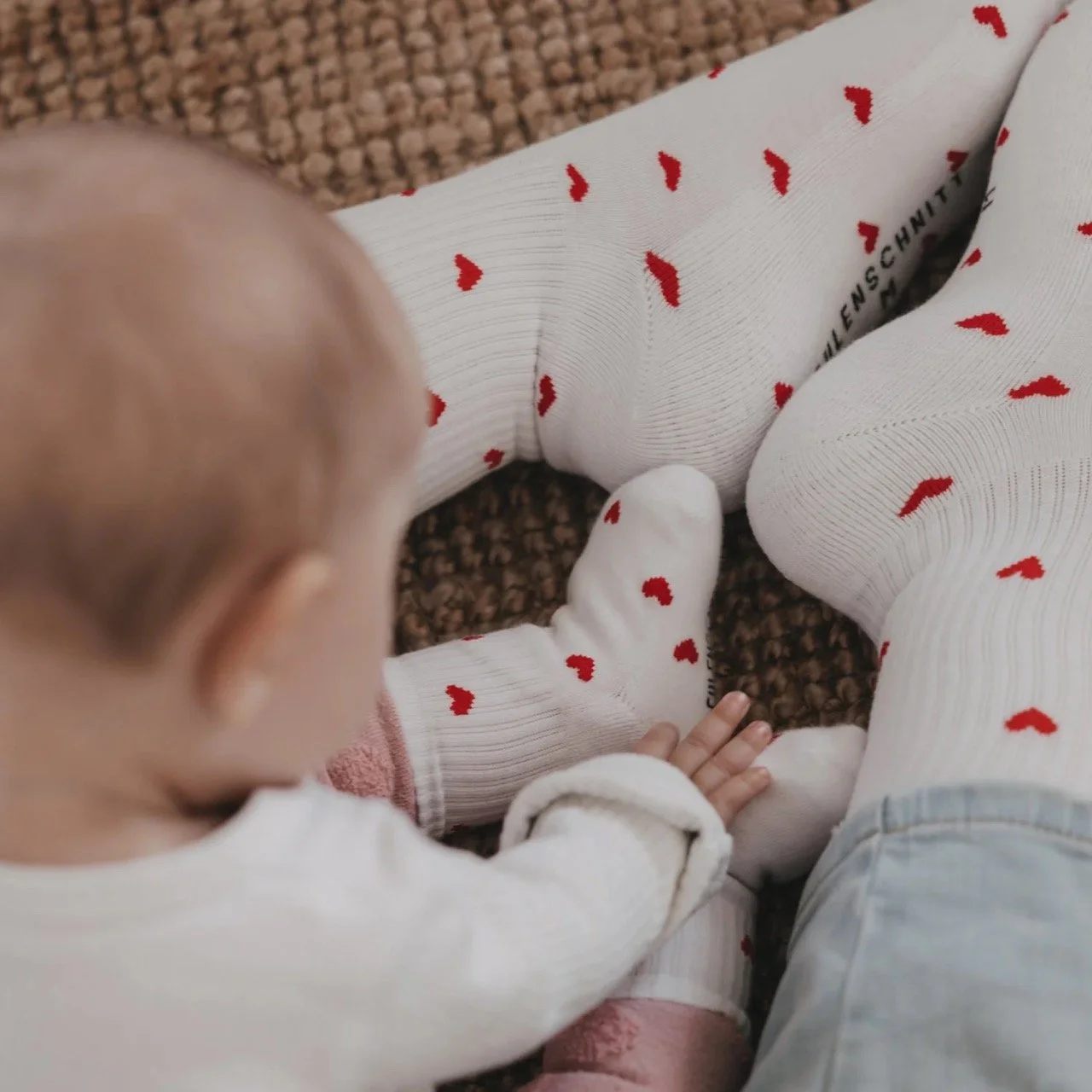 eulenschnitt_baby_socken_ allover_herzen_rot_soc-256_herzen_rot_photocredits_eulenschnitt-5.jpg