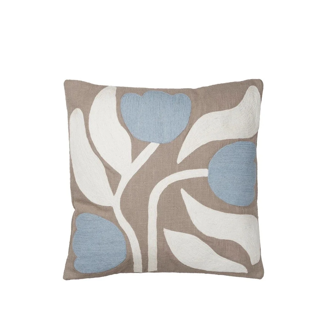 Quadratischer Kissenbezug Dora von Broste Copenhagen in Taupe mit floralem Motiv in Hellblau und Cremeweiß, freigestellt auf weißem Hintergrund