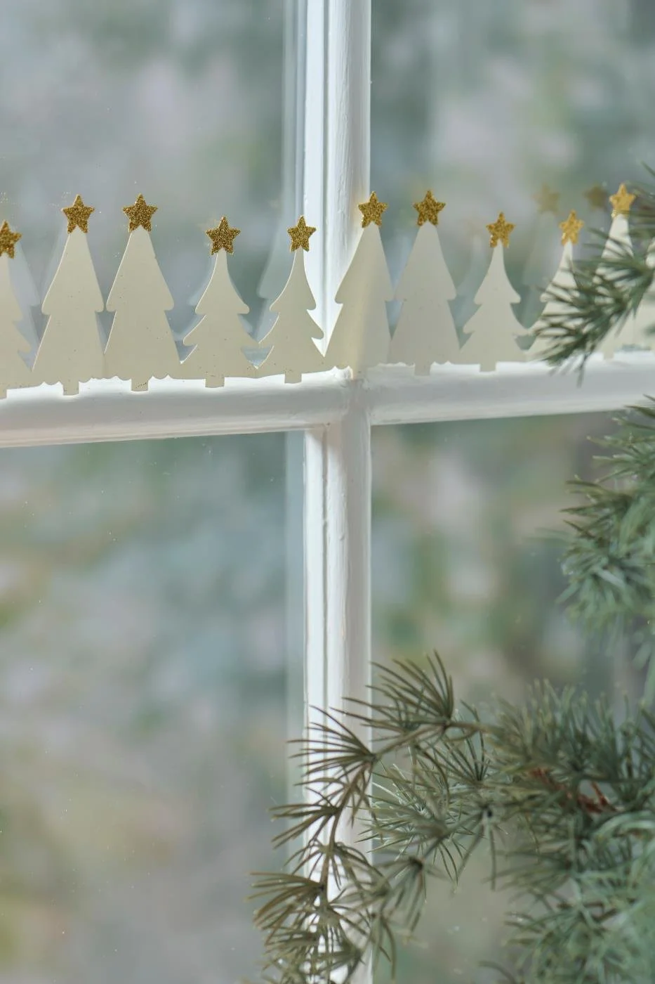 ib_laursen_scherenschnitt_tischedekoration_weiss_glitter_tannenbaum_1.jpg