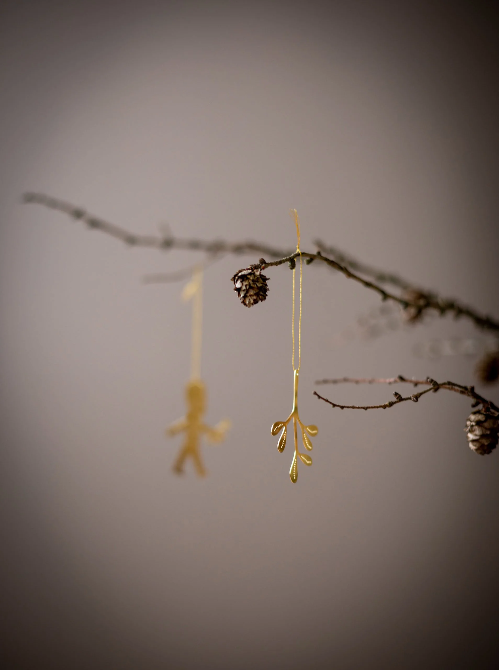cooee-weihnachtsdeko-mistelzweig-anhaenger-messingfarben-4er-set-02.jpg