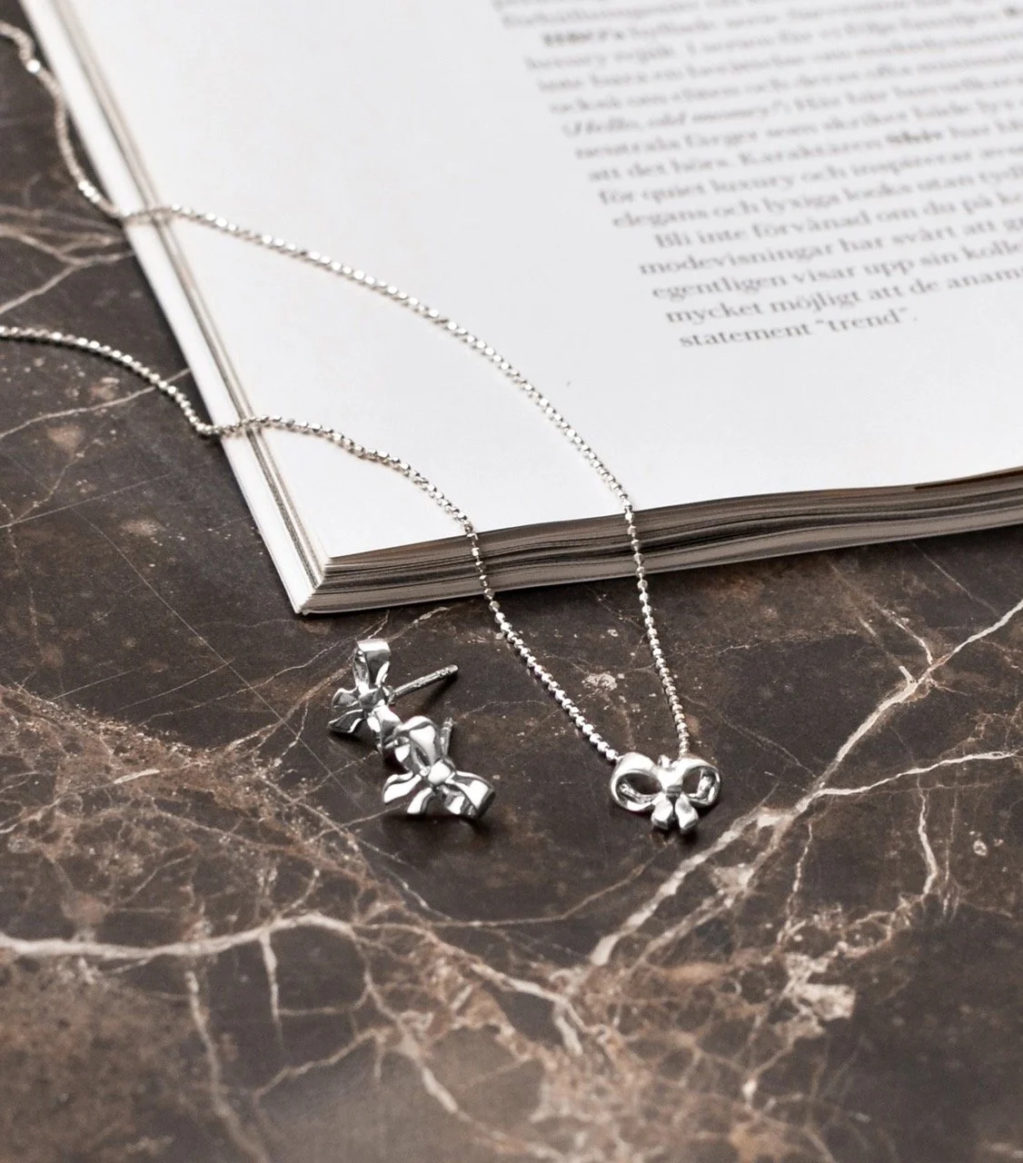 Syster P Ohrstecker Rosie mini Schleife Silber 1.jpeg