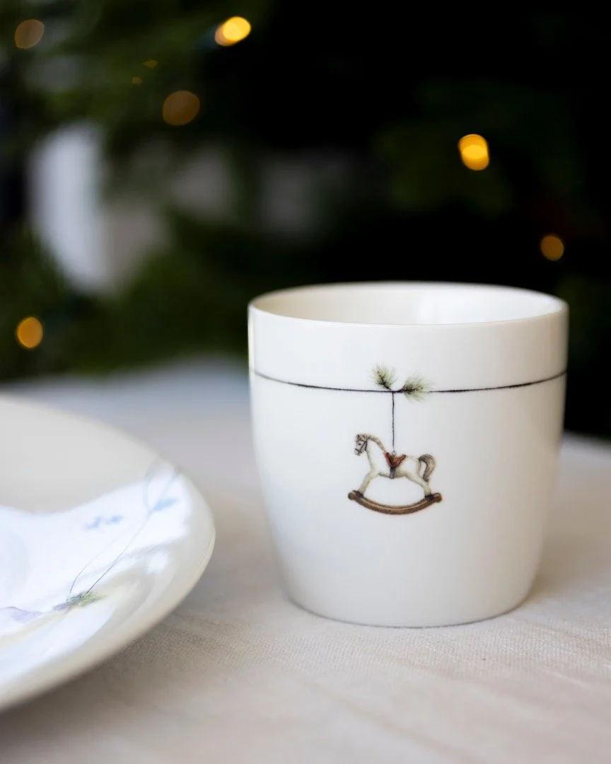 soegne_home_tasse_weiss_weihnachten_schaukelpferd_2.jpeg