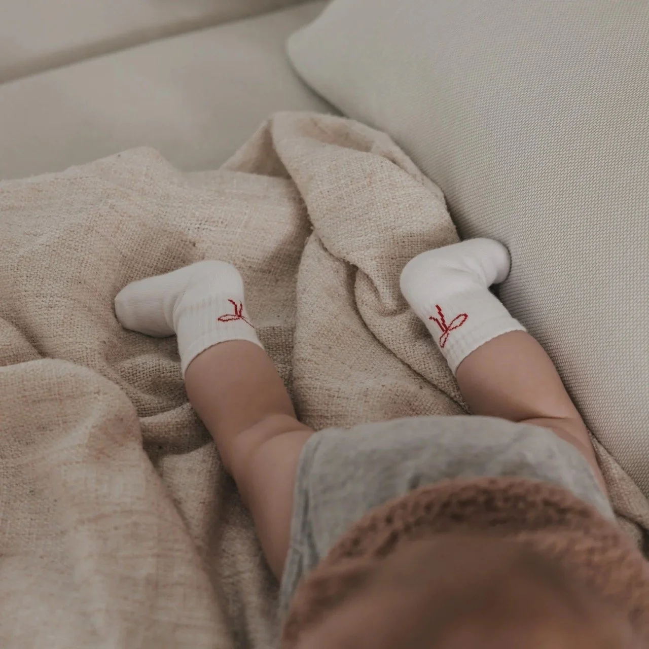 eulenschnitt_baby_socken_schleife_rot_soc-261_schleife_photocredits_eulenschnitt-1.jpg