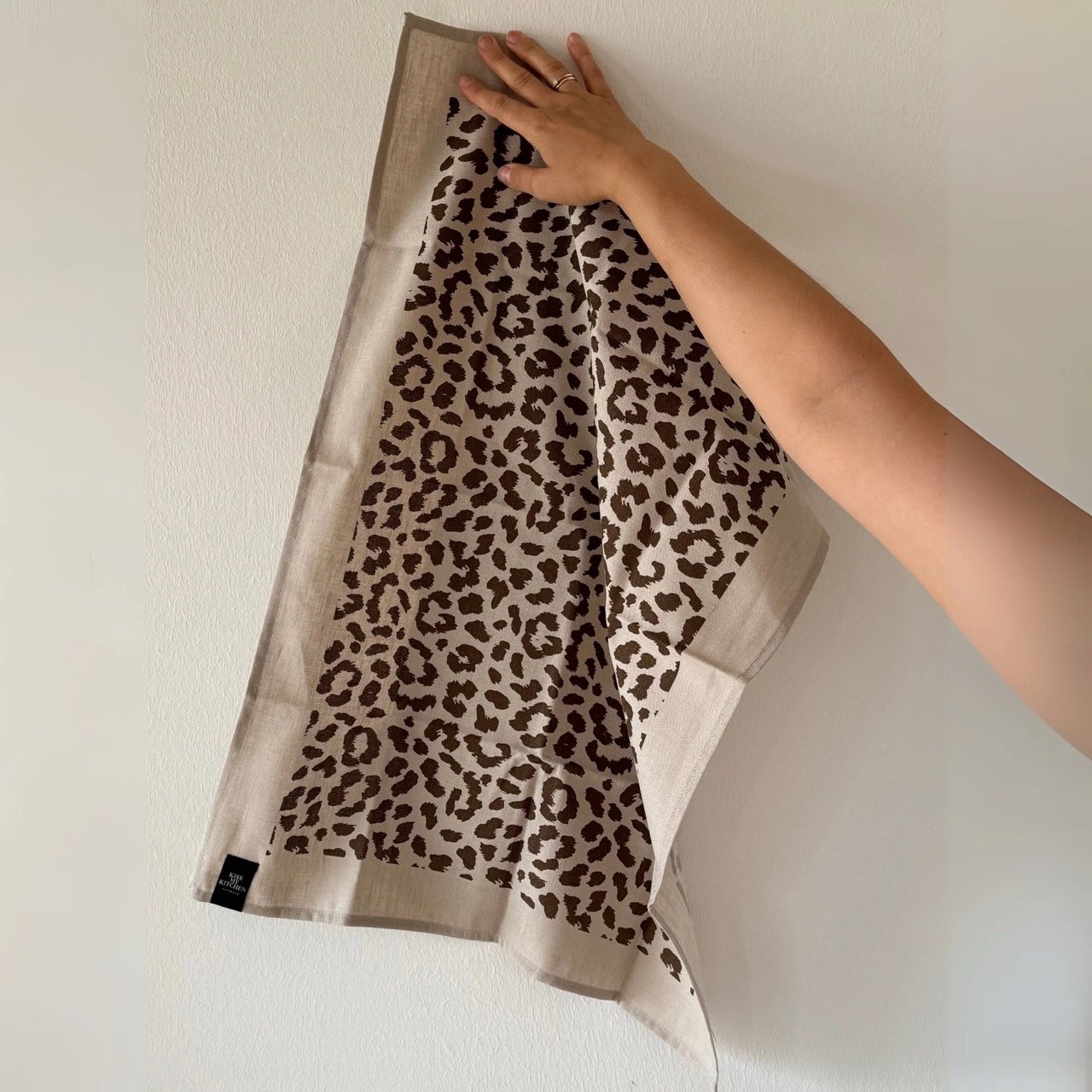 Kiss my kitchen Geschirrtuch Leo 50x70 cm sand braun.jpeg