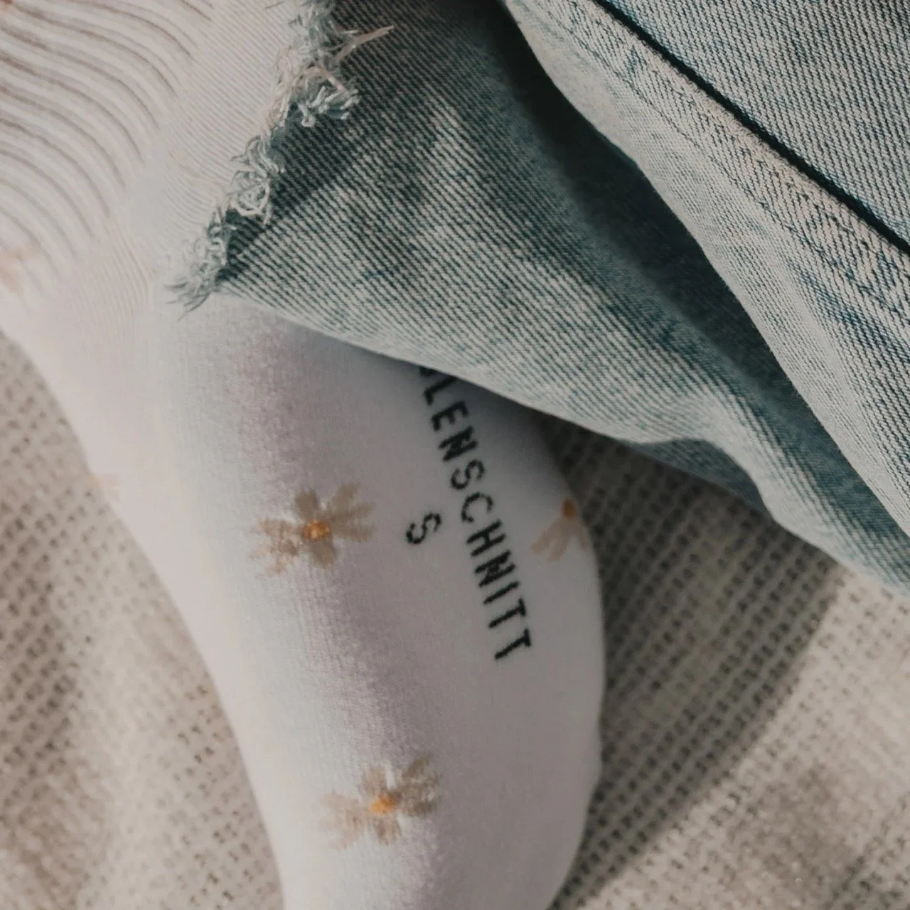 eulenschnitt_socken_soc-165-166_allover_daisy_photocredits_eulenschnitt_3.jpg