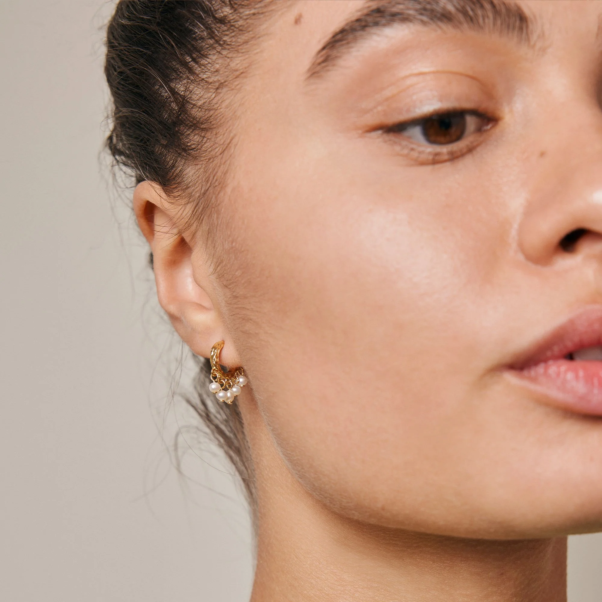 enamel_copenhagen_ohrringe_creole_gold_Perle_Earring_Astrid_Pearl_3.jpg