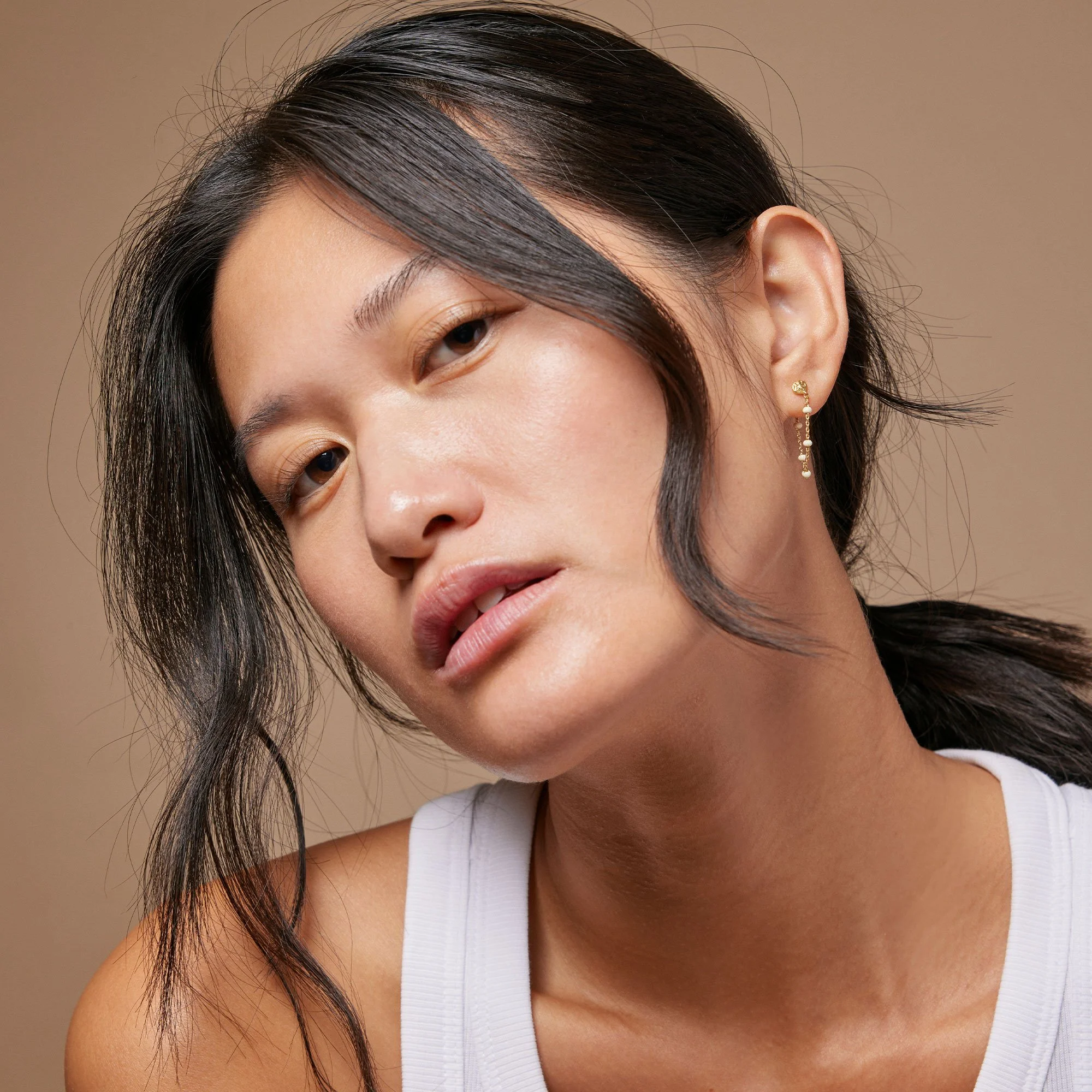enamel_copenhagen_ohrringe_lola_gold_naturweiss_Earring_Lola_Daisy_2.jpg