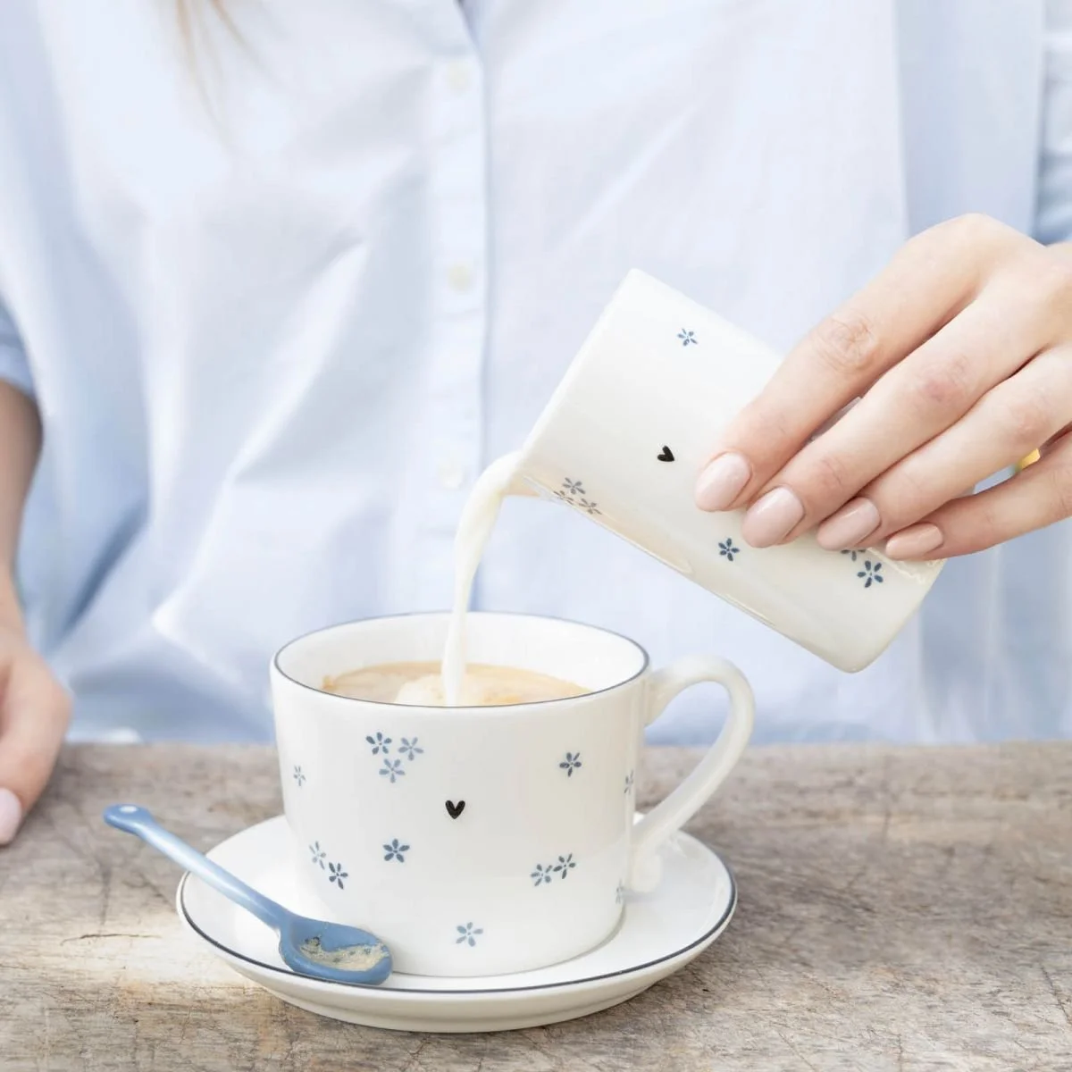 Bastion Collections Cup Tasse Blue Daisies kleine Bluemchen.jpg