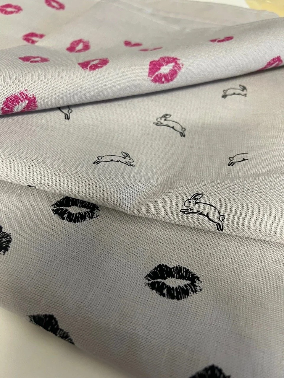 KISS MY KITCHEN Geschirrtuch KISS (Kussmund | Taupe | Schwarz)
