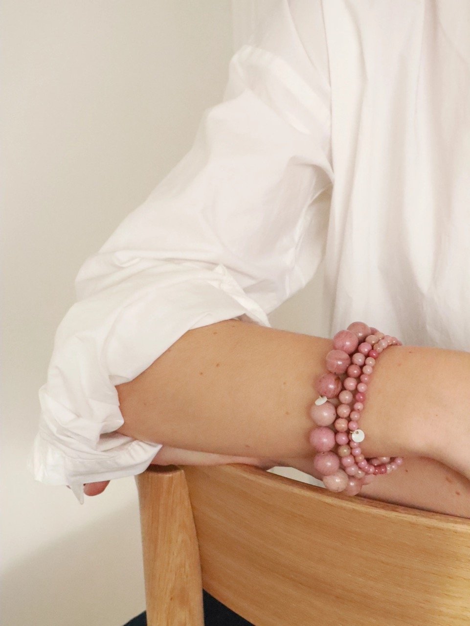soi_copenhagen_Essential_Rhodonit_Stretch_Armband_1.jpeg