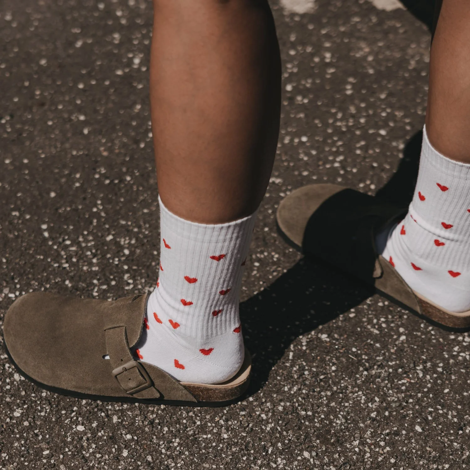 eulenschnitt_socken_weiss_herzen_rot_allover_herzen_rot_photocredits_eulenschnitt-1.jpg