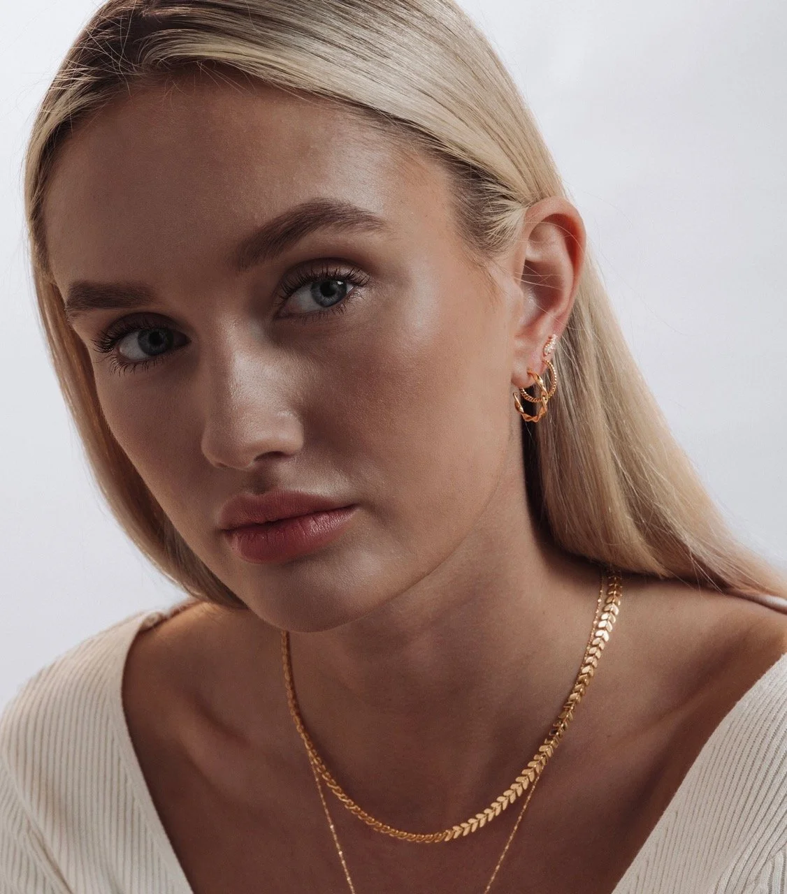 Syster P Creolen Ohrringe Gold gedreht beloved-twisted-medium-hoops.jpeg