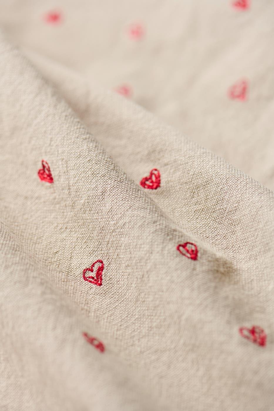 ib_laursen_stoff_serviette_tradition_leinenfarbig_herzen_gestickt_rot_2.jpg