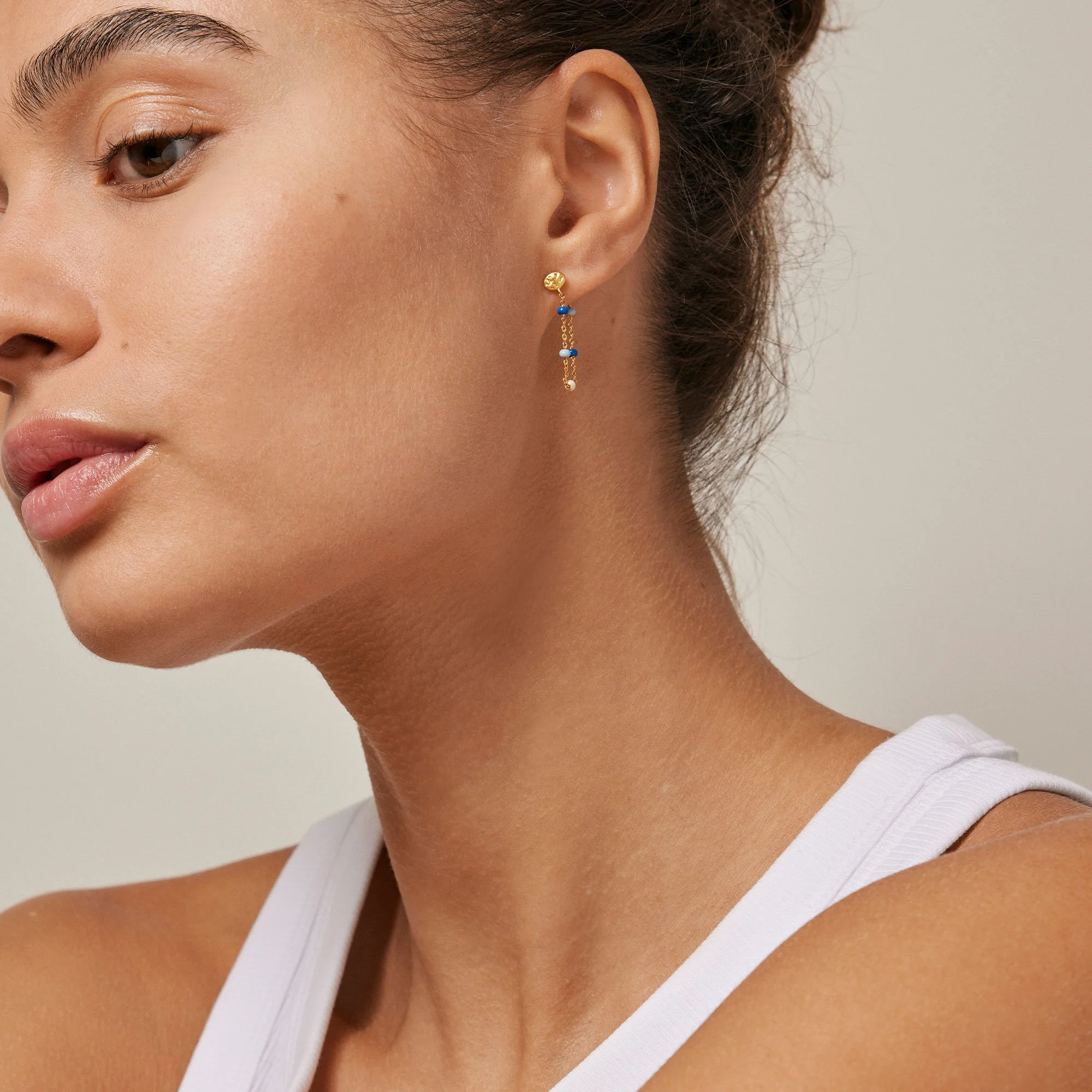enamel_copenhagen_ohrringe_lola_gold_blau_Earring_Lola_marine_3.jpg