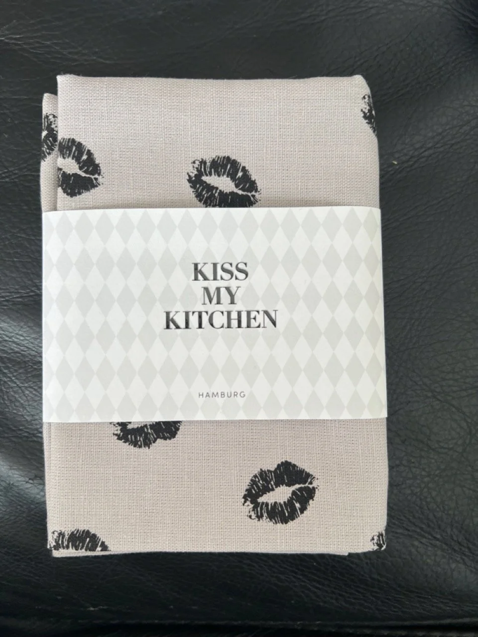 KISS MY KITCHEN Geschirrtuch KISS (Kussmund | Taupe | Schwarz)