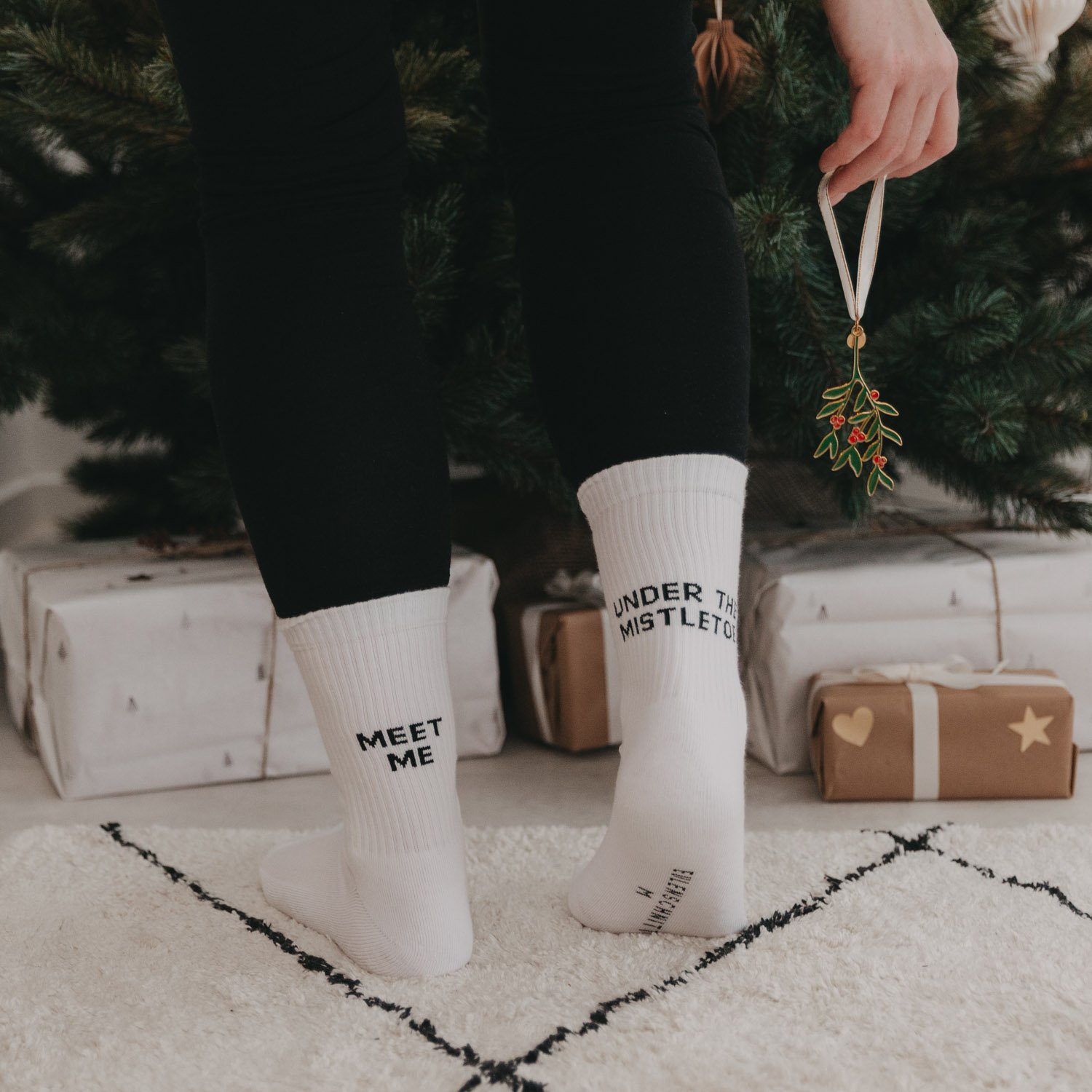 eulenschnitt_socken_weiss_meeti_me_under_the_mistletoe__mistletoe_4.jpg