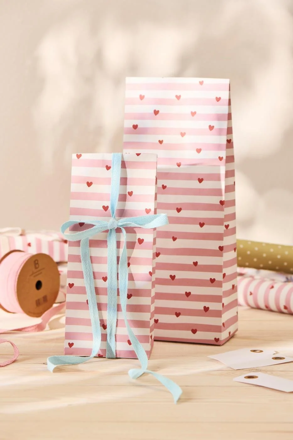 Ib Laursen Buntfalttuete Papier Rose Streifen Herzen.jpg