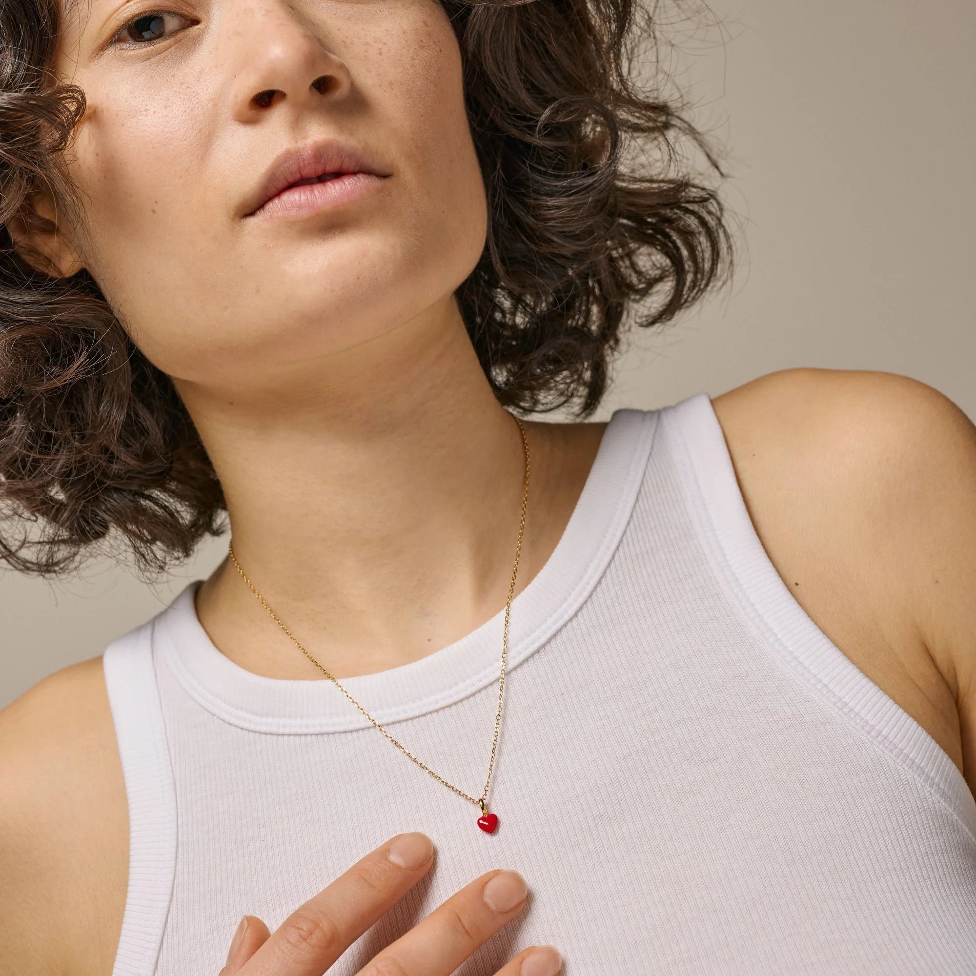 enamel_copenhagen_halskette_amore_gold_rot_Necklace_Amore_red_2.jpg