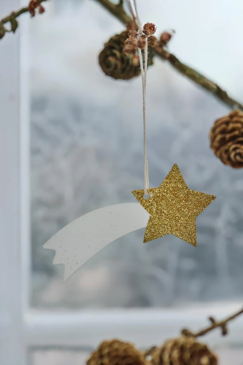 ib_laursen_scherenschnitt_sternschnuppe_weiss_glitter_1.jpg