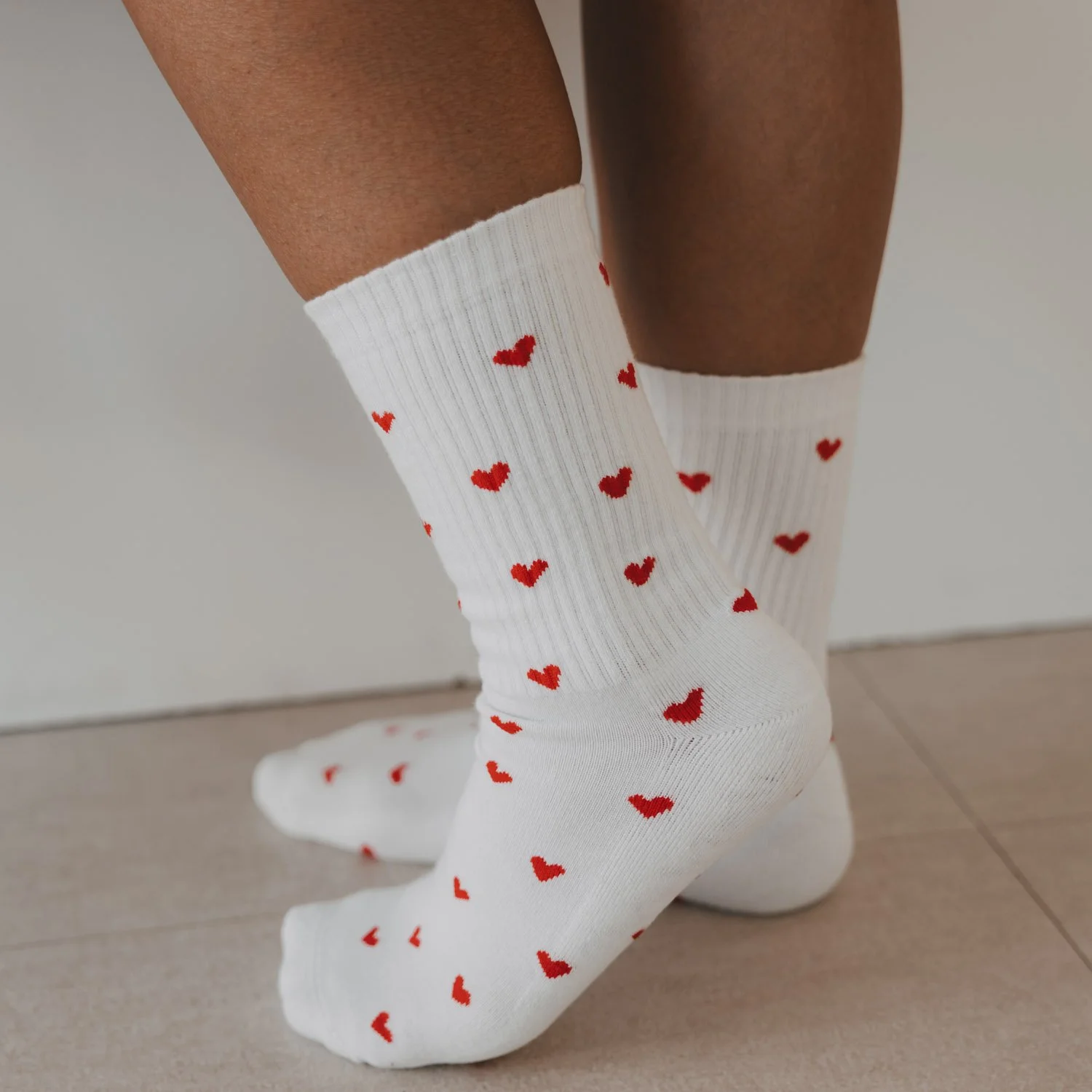 eulenschnitt_socken_weiss_herzen_rot_allover_herzen_rot_photocredits_eulenschnitt-6.jpg
