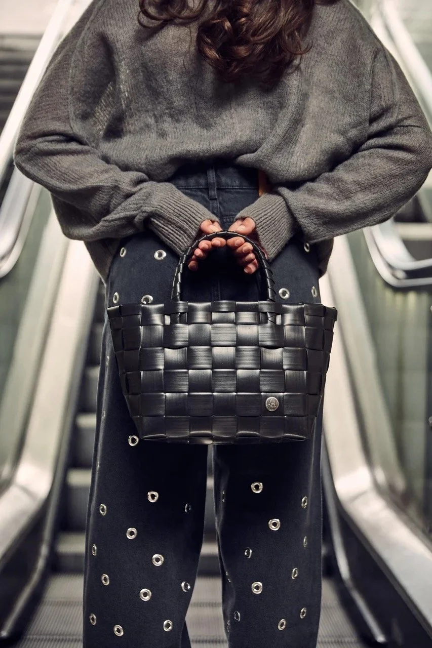 Handed_by_mini_paris_schwarz_2.jpg