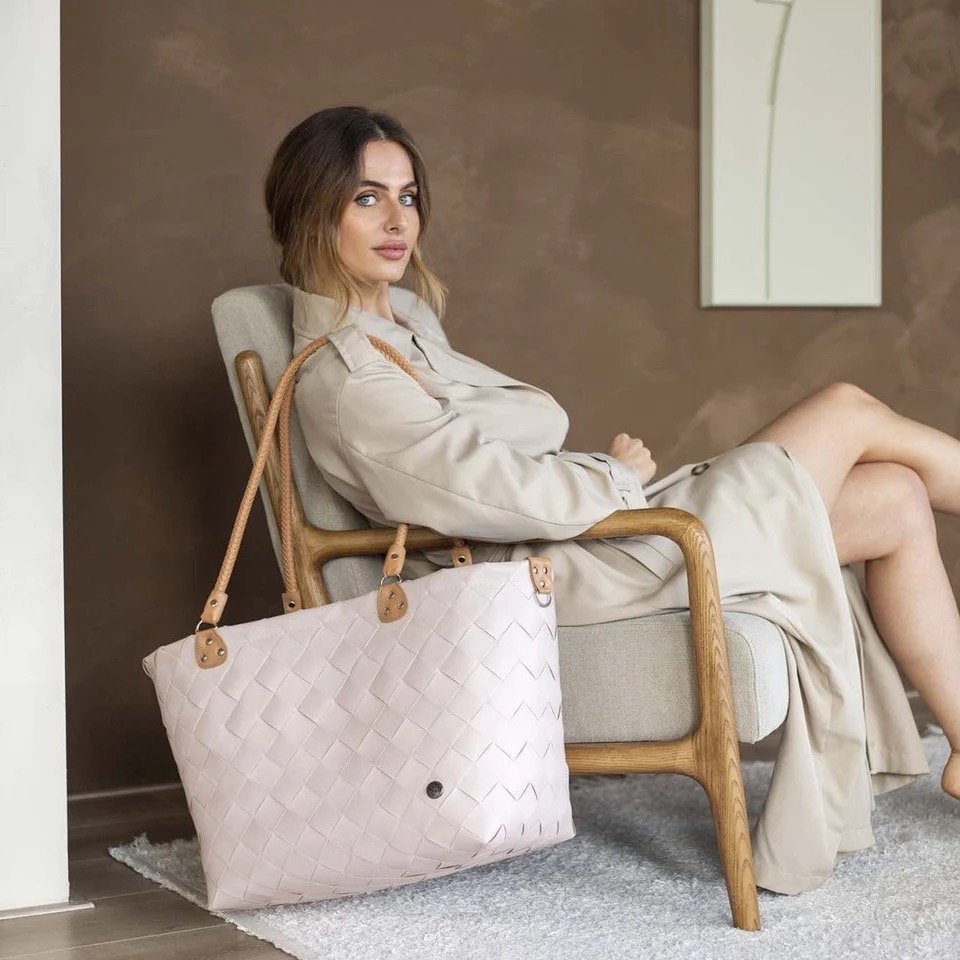 handed_by_sainte_maxime_shopper_nude_3.jpg