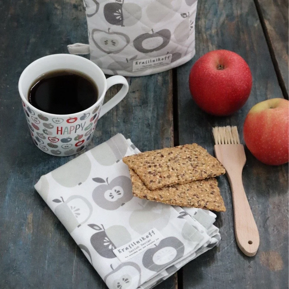 krasilnikoff_geschirrtuch_tasse_retro_apples_aepfel.jpeg