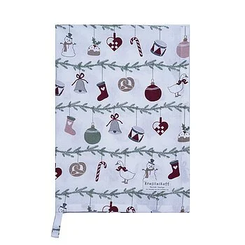 Weißes Geschirrtuch von KRASILNIKOFF mit Tannengirlanden, an denen Schneemänner, Zuckerstangen, Glocken, Trommeln und Weihnachtsstrümpfe hängen