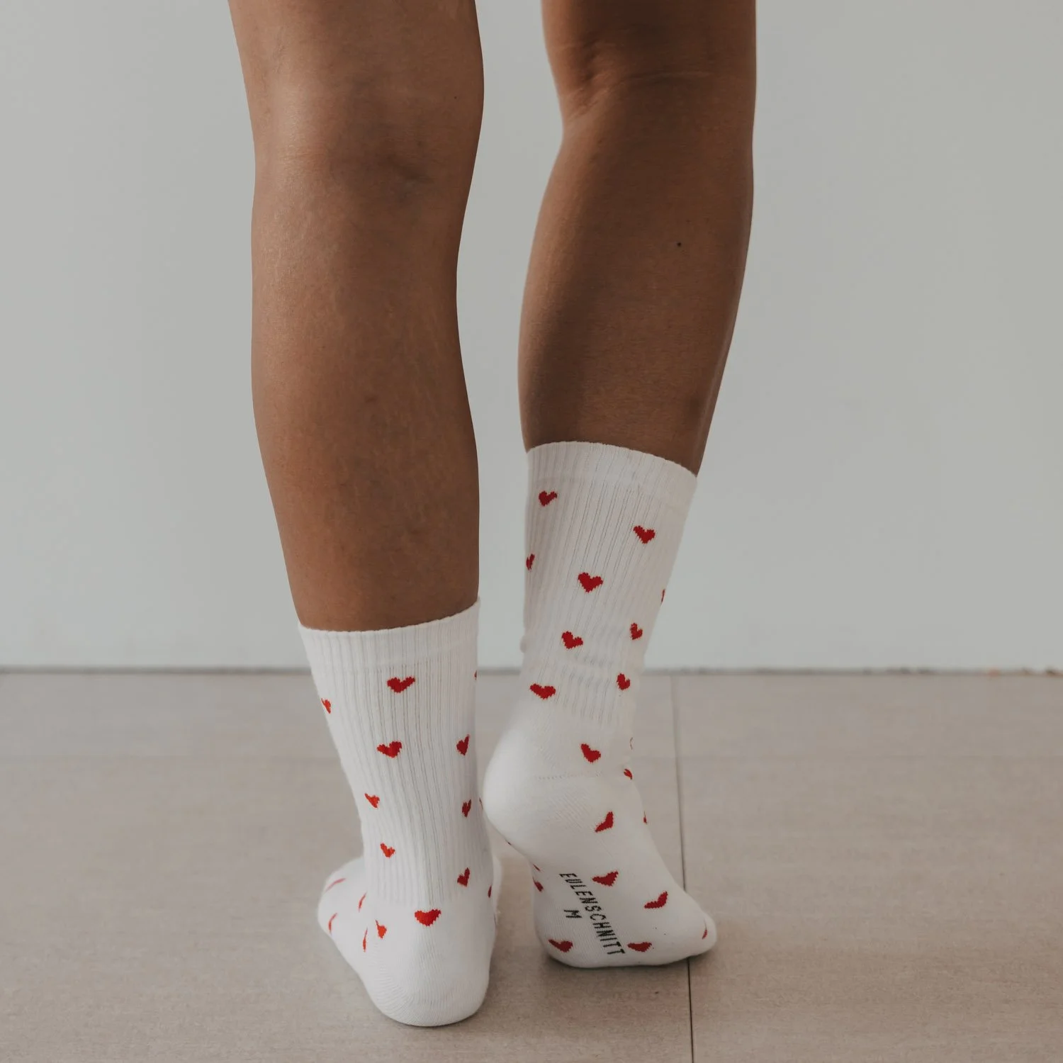 eulenschnitt_socken_weiss_herzen_rot_allover_herzen_rot_photocredits_eulenschnitt-2.jpg