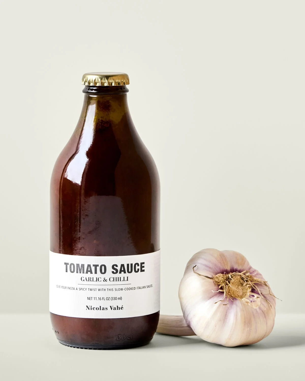Nicolas Vahé Tomatensauce Knoblauch und Chili in brauner Glasflasche, 330 ml