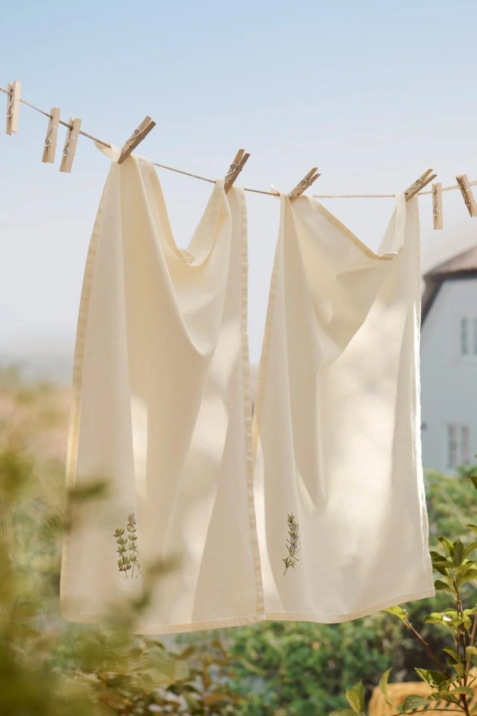 Ib Laursen Geschirrtuch Rosmarin Farbe Natur mit Stickerei.jpg