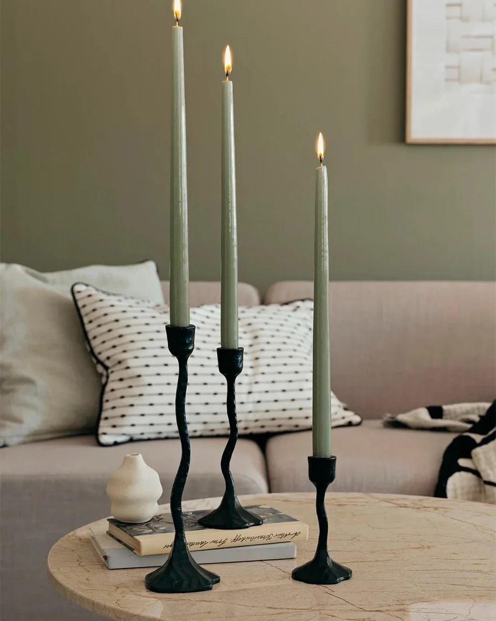 broste-copenhagen-getauchte-kerze-smooth-glossy-sage-green-salbei-4er-set-38cm-03.jpg