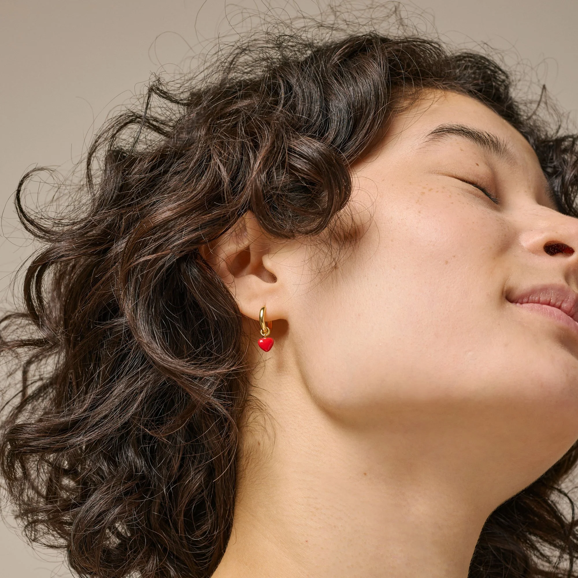 enamel_copenhagen_ohrringe_creolen_amore_gold_rot_Hoops_Amore_red_2.jpg