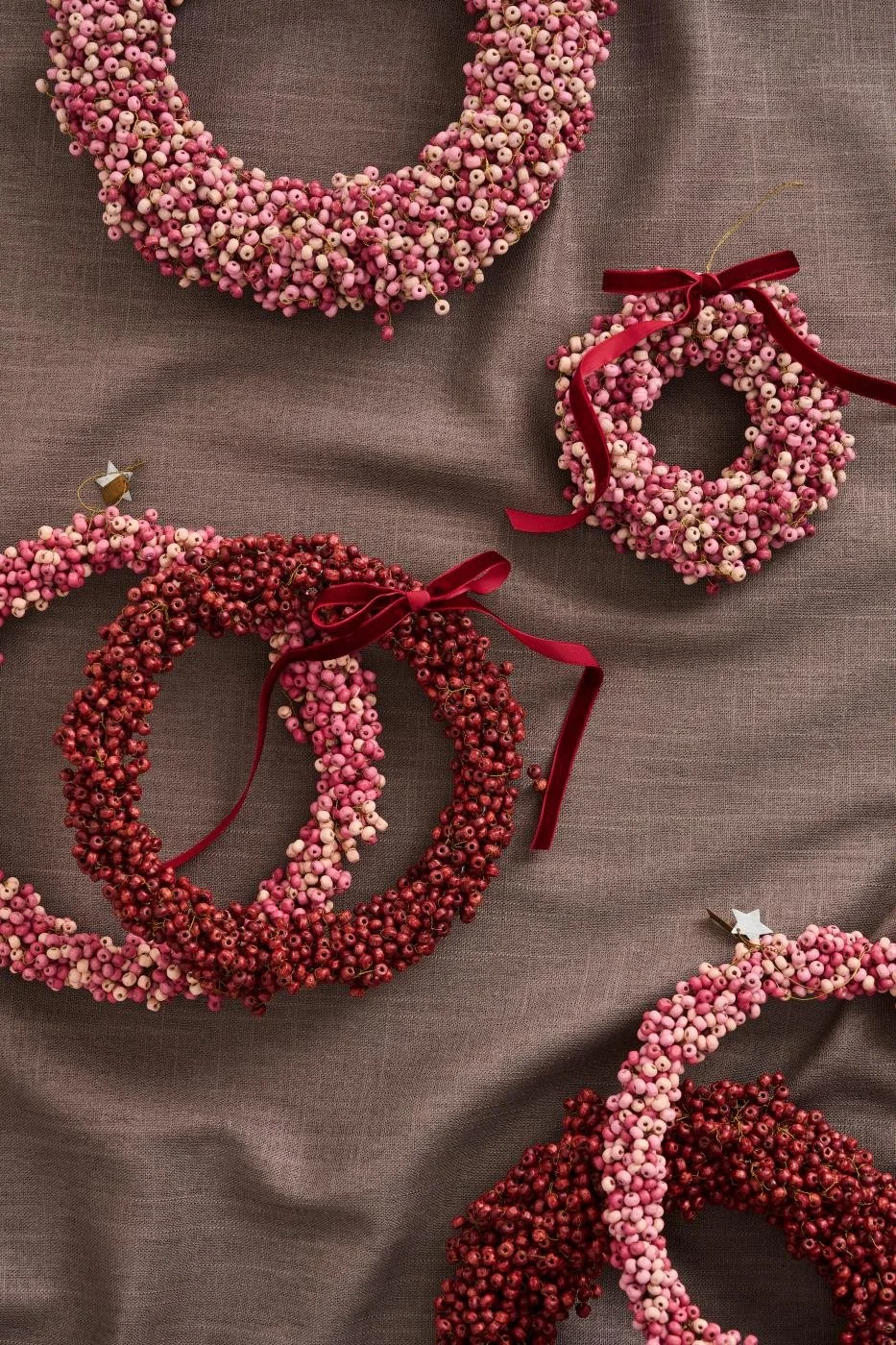Ib-Laursen_kranz_holzperlen_rosa_rot_handgefertig.jpg
