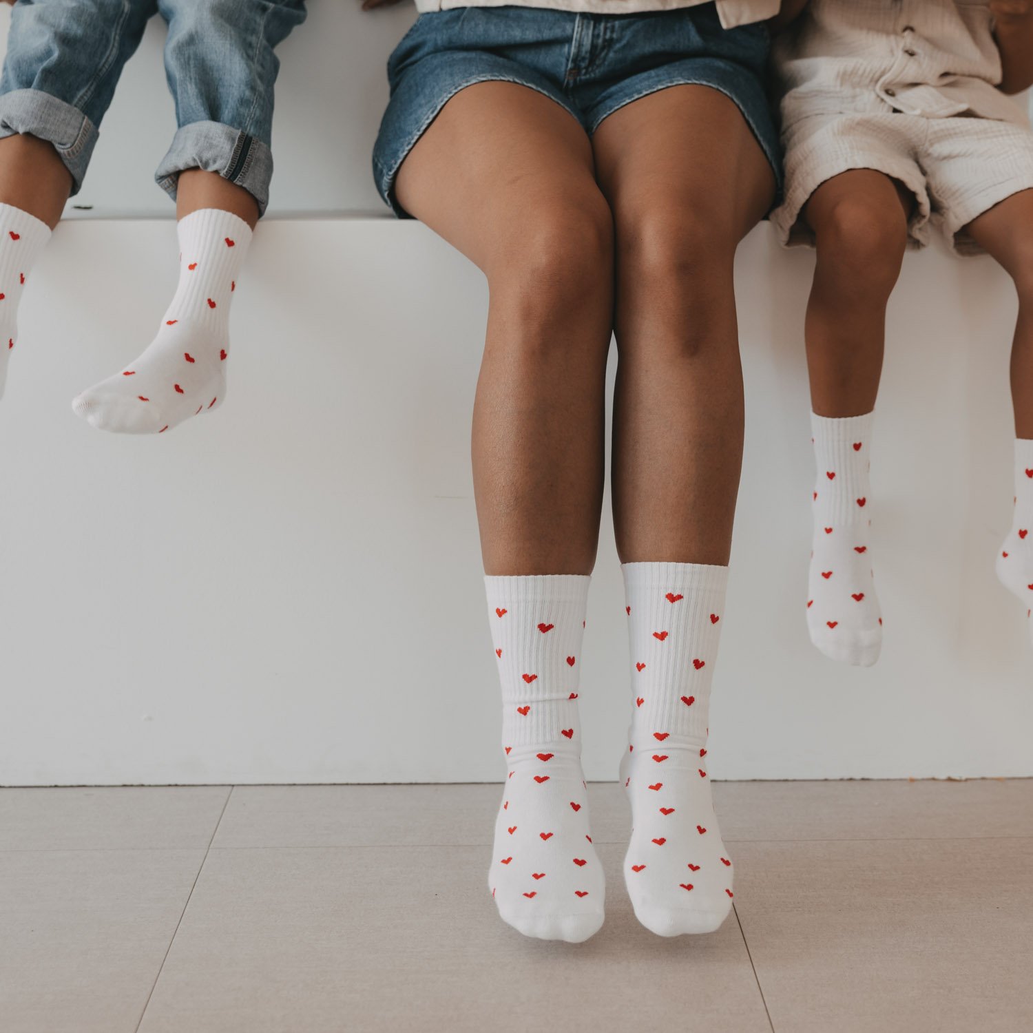 eulenschnitt_socken_weiss_herzen_rot_allover_herzen_rot_photocredits_eulenschnitt-7.jpg
