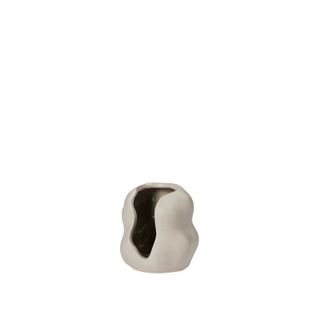 Skulpturale Laterne Hekla von Broste Copenhagen aus Steingut in Dove Grey mit geschwungener seitlicher Öffnung, freigestellt auf weißem Hintergrund