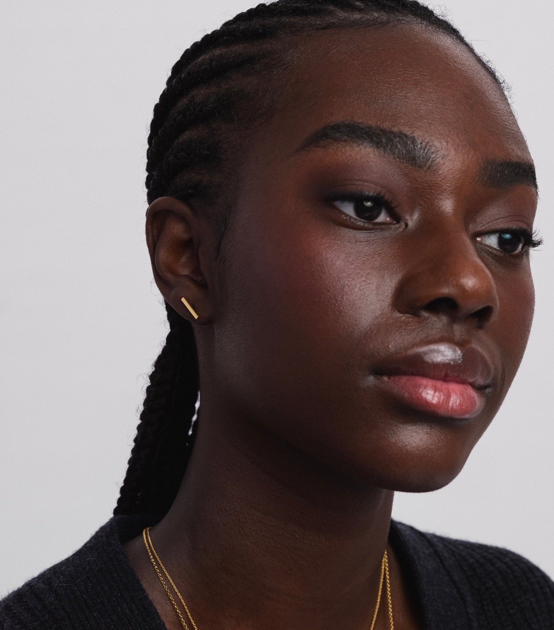 Syster P Ohringe Strict Bar Gold Stabform.jpeg