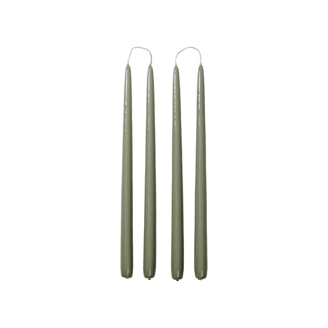 Vier schlanke Stabkerzen Smooth Glossy von Broste Copenhagen in Sage Green Salbei mit glänzender Oberfläche, paarweise am Docht verbunden, freigestellt auf weißem Hintergrund