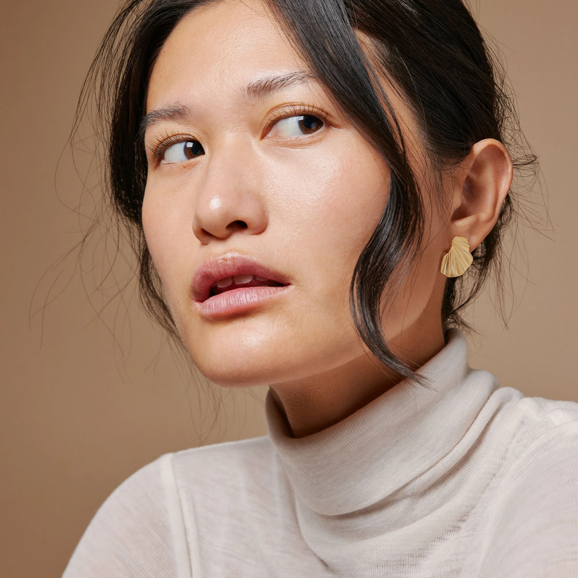 enamel_copenhagen_ohrringe_wave_gold_Earring_Wave_2.jpg