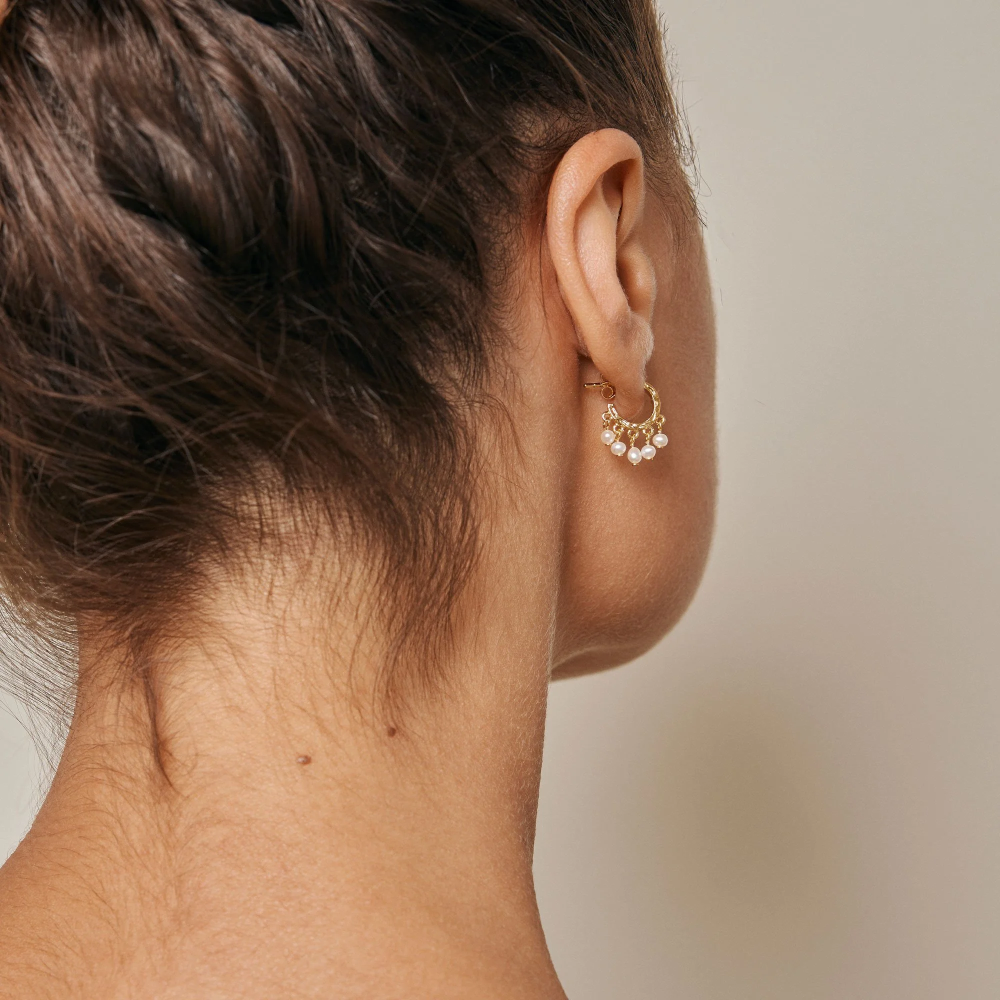enamel_copenhagen_ohrringe_creole_gold_Perle_Earring_Astrid_Pearl_2.jpg