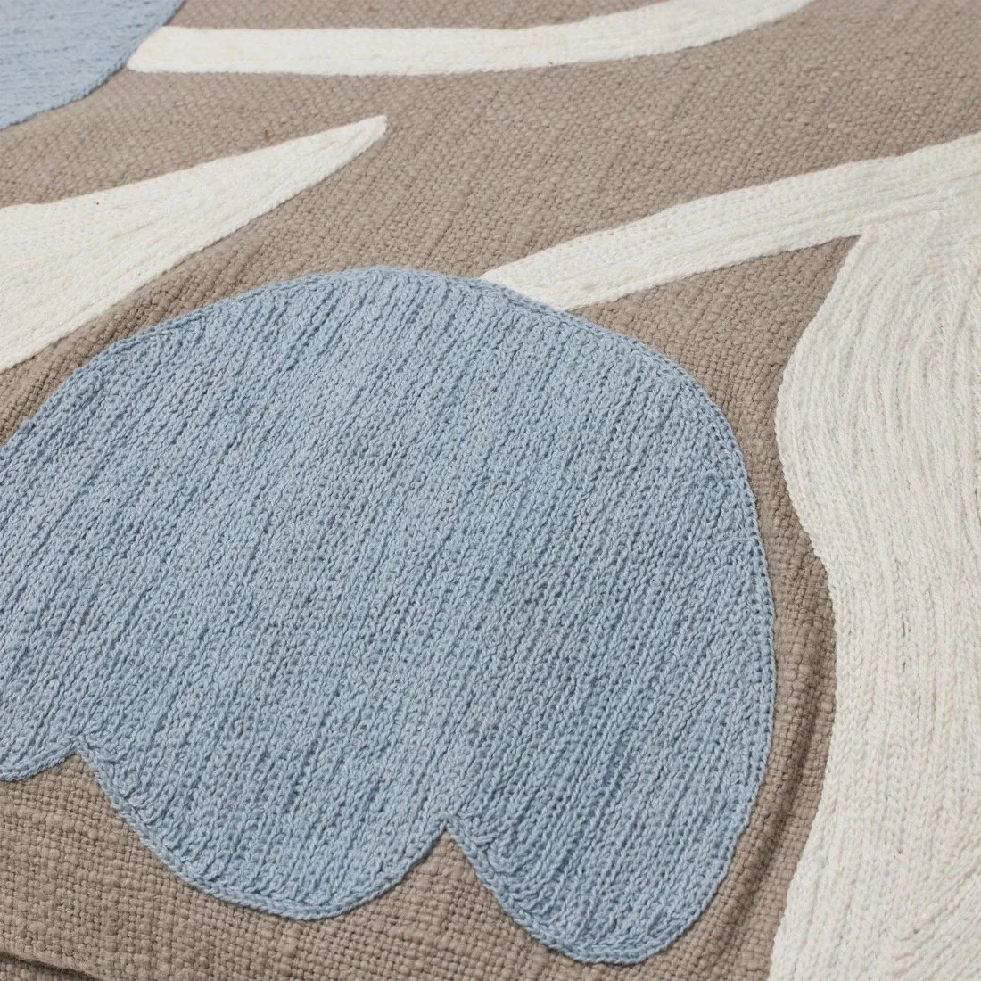 broste-copenhagen-kissenbezug-dora-baumwolle-taupe-hellblau-50x50cm-02.jpg