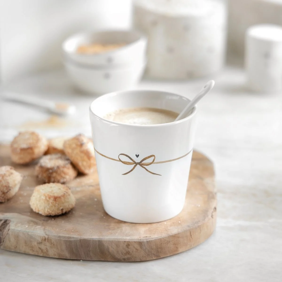 Bastion Collections Becher mit goldfarbener Schleife.jpg