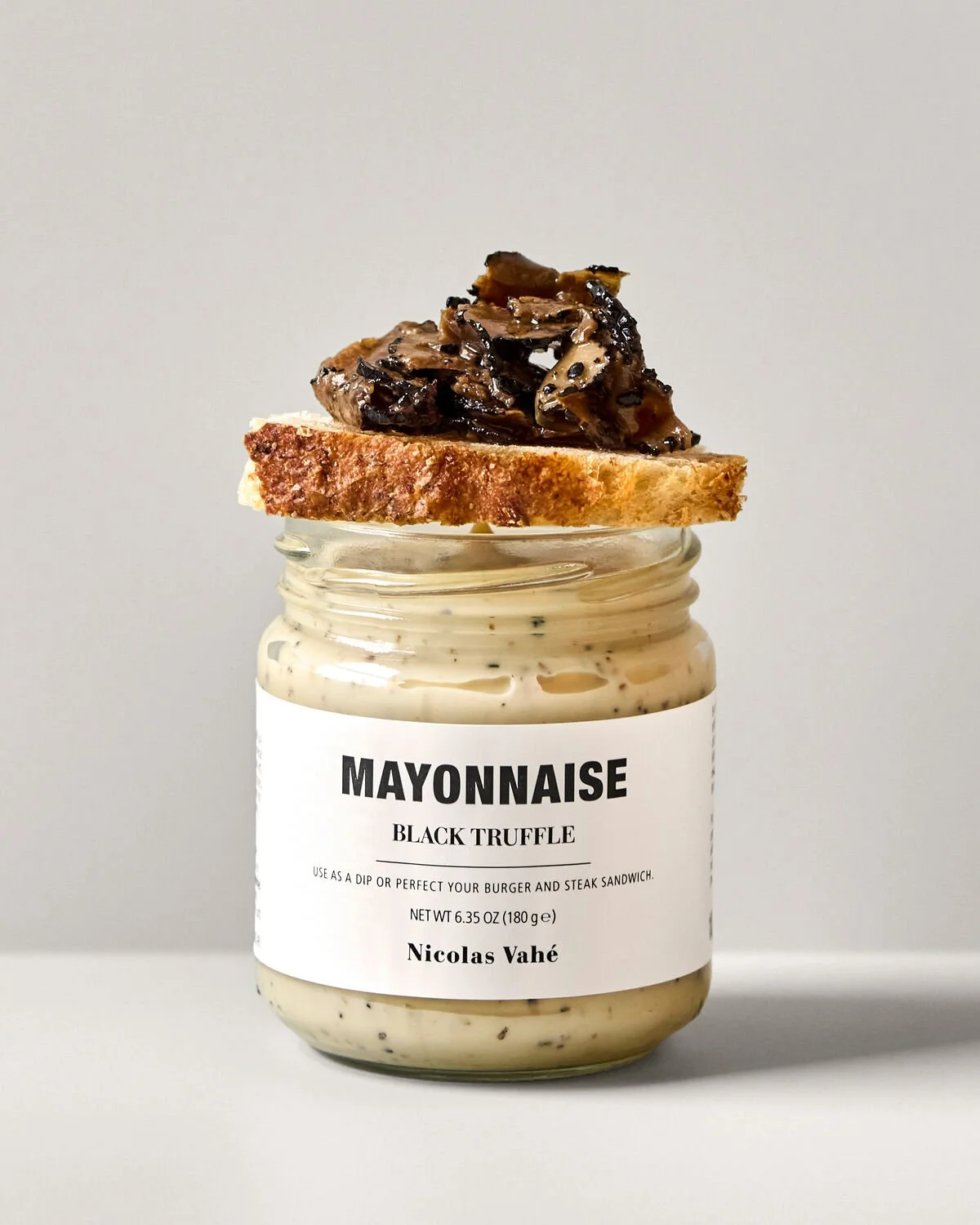 Nicolas Vahé Trüffelmayonnaise im Glas, 180 g, mit geröstetem Brot und Trüffelscheiben obenauf