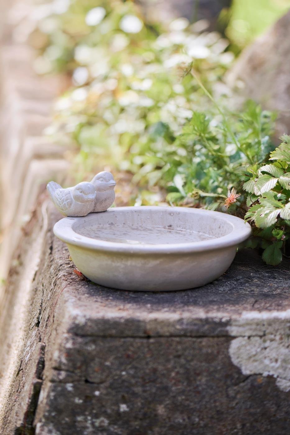 Ib Laursen Vogelbad mit 2 Voegelchen Zement.jpg