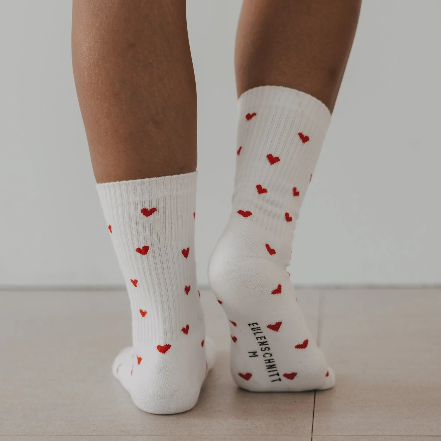 eulenschnitt_socken_weiss_herzen_rot_allover_herzen_rot_photocredits_eulenschnitt-3.jpg