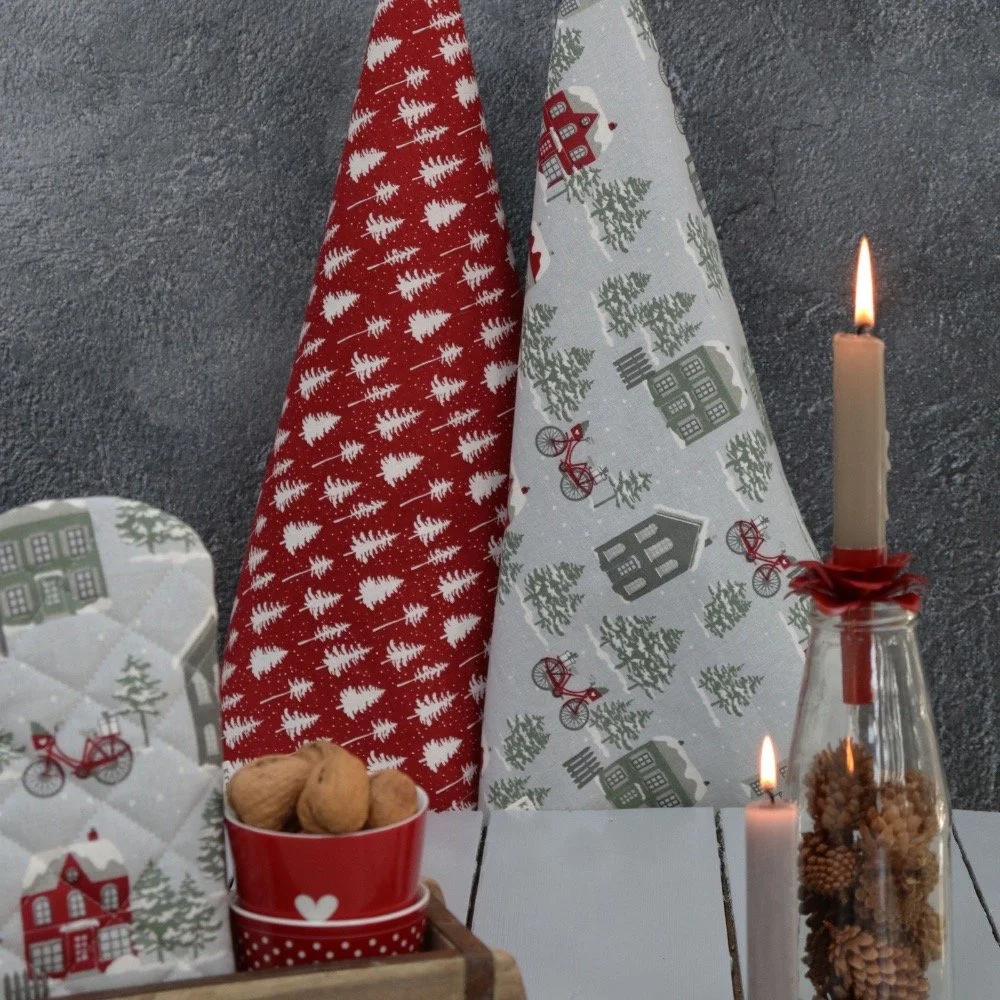 krasilnikoff-geschirrtuch-weihnachtswald-rot-weisse-tannen.jpg