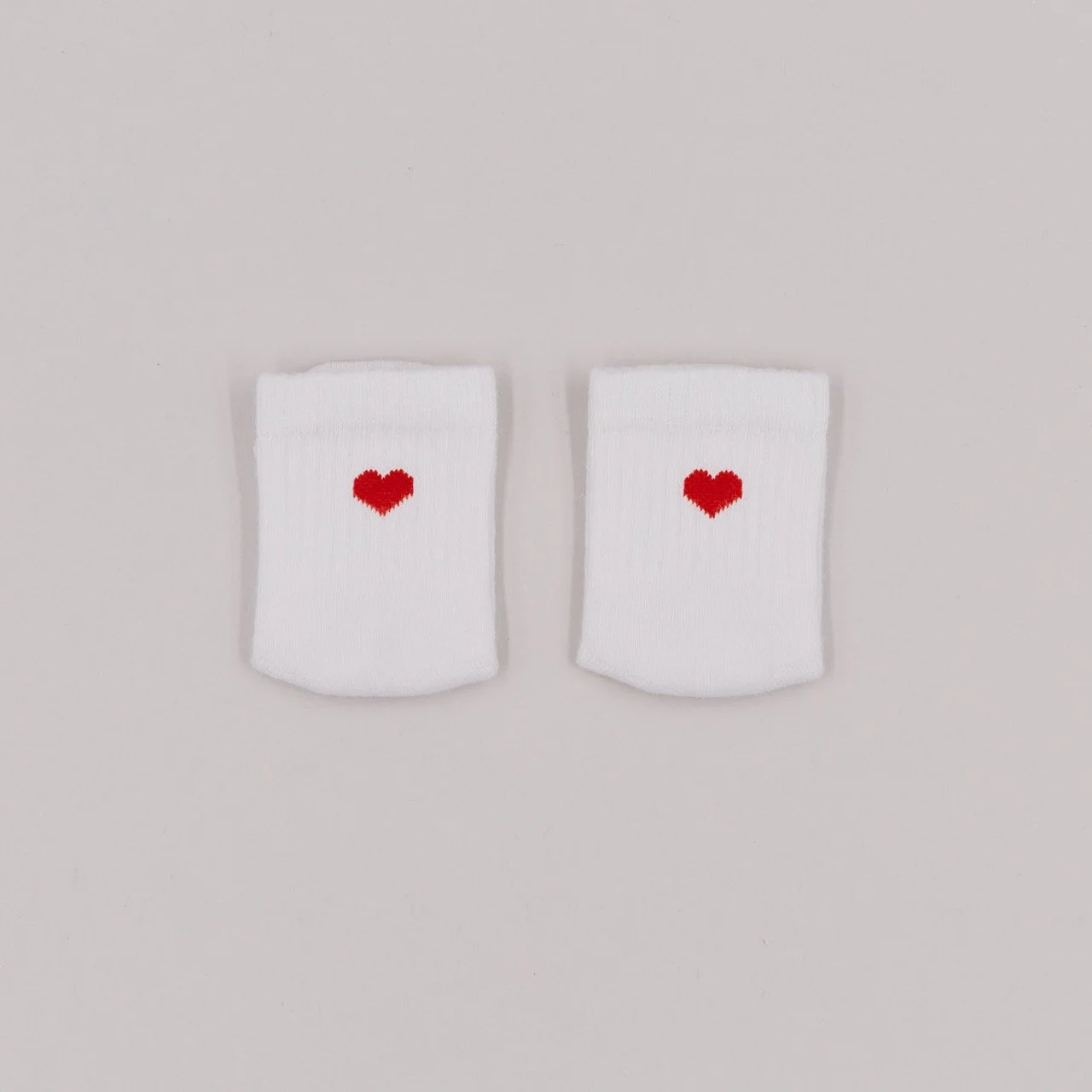 eulenschnitt_baby_socken_herzrot_photocredits_eulenschnitt_1.jpeg