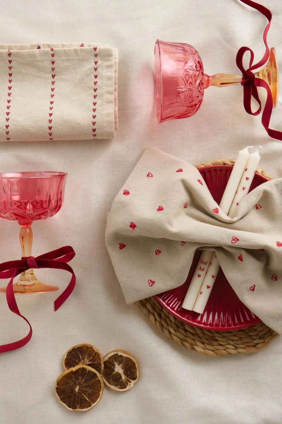 ib_laursen_stoff_serviette_tradition_leinenfarbig_herzen_gestickt_rot_1.jpg