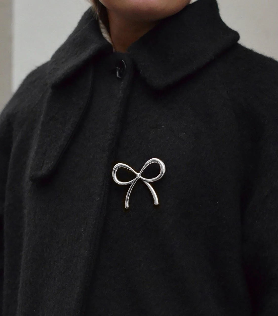 Syster P Brosche Ana Schleife Silber Edelstahl recyceltes Silber.jpeg