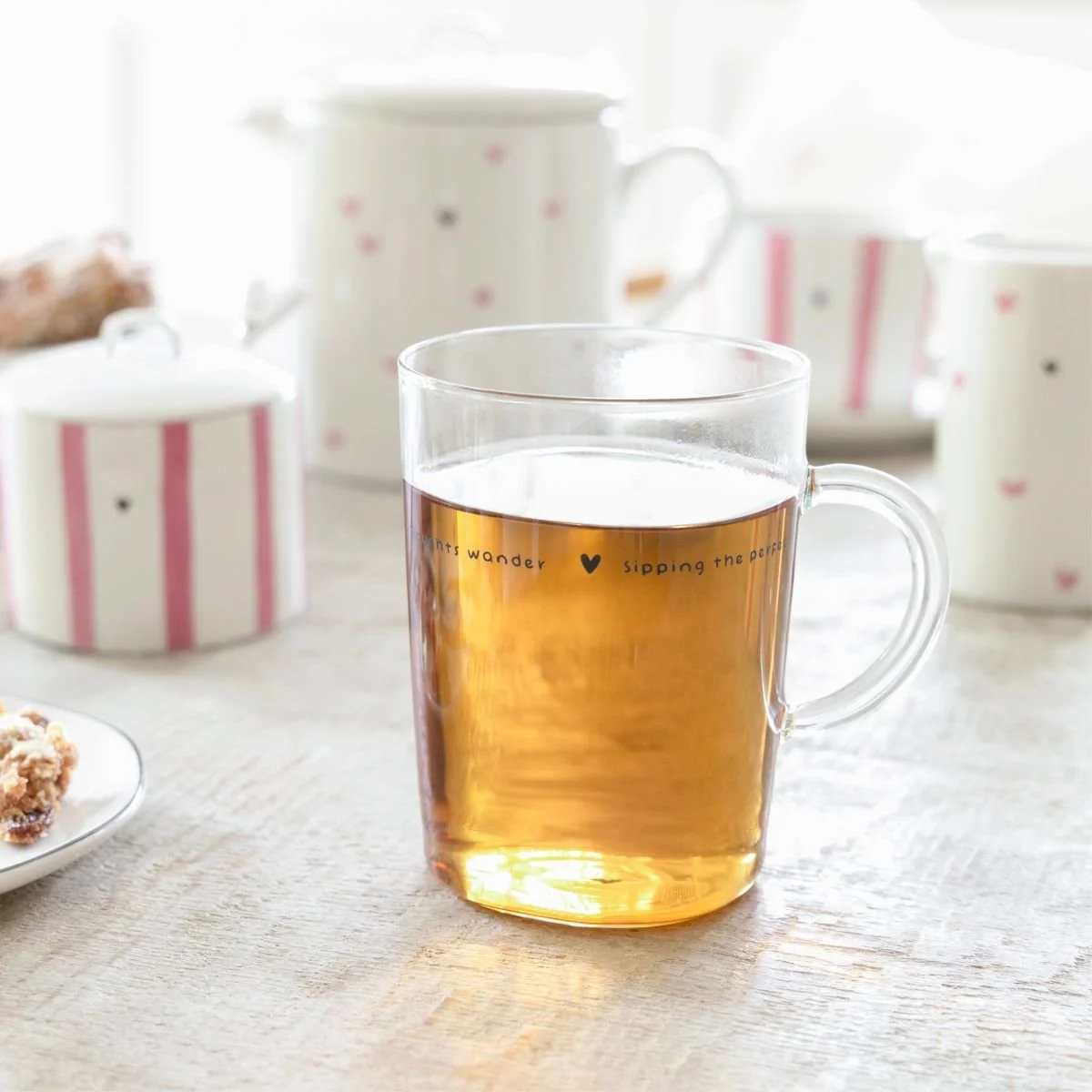 Bastion Collections Tee Kanne weiss rosa Herzen.jpg